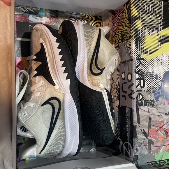 Kyrie Basketball Shoes - Picture 3 of 3